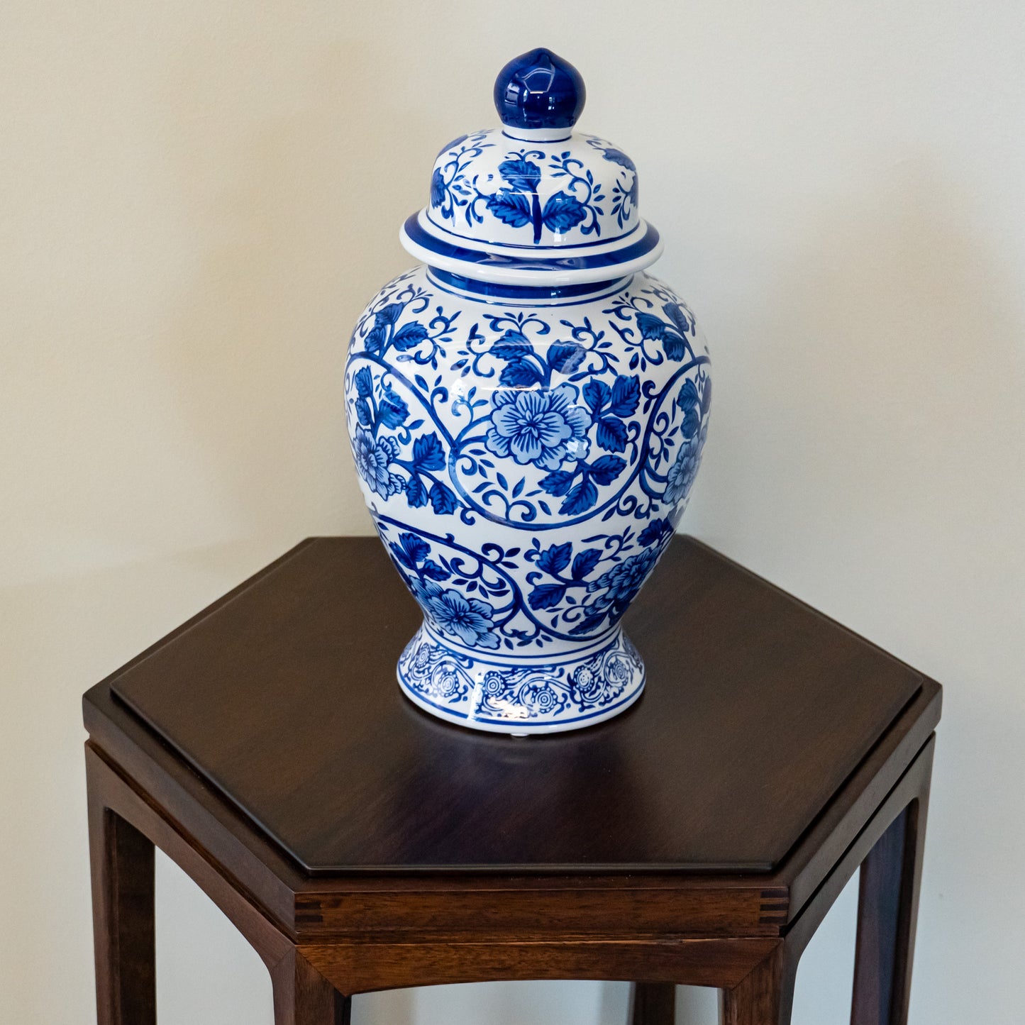 Floral Elegance Porcelain Jar - Majestic Blue & White Chinoiserie Vase with Lid - Ornate Home Decor Accent