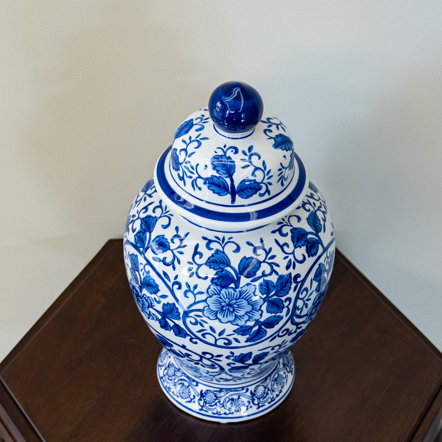 Floral Elegance Porcelain Jar - Majestic Blue & White Chinoiserie Vase with Lid - Ornate Home Decor Accent