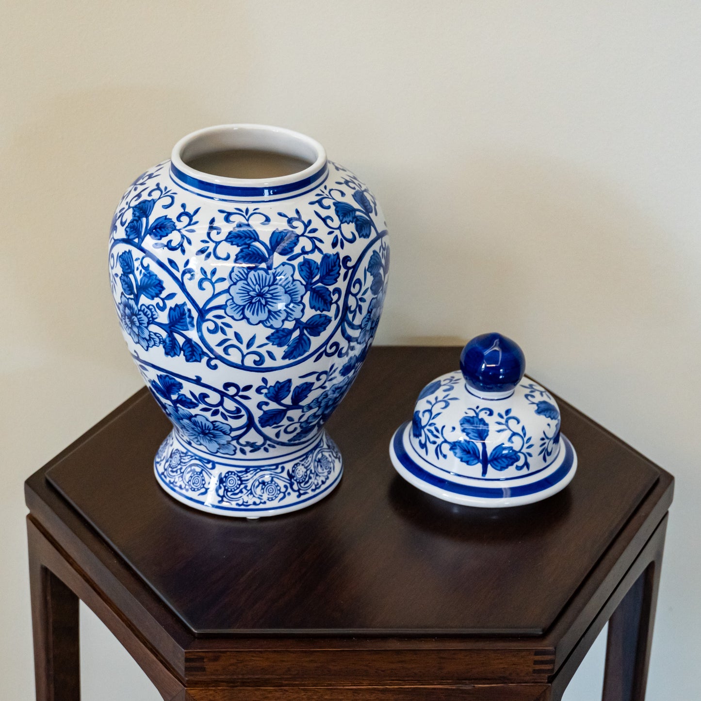 Floral Elegance Porcelain Jar - Majestic Blue & White Chinoiserie Vase with Lid - Ornate Home Decor Accent