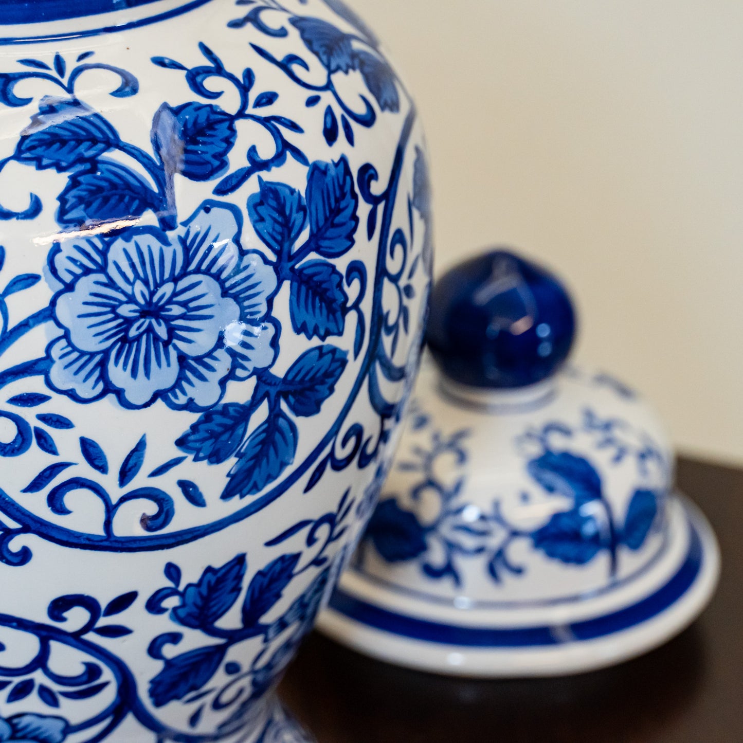 Floral Elegance Porcelain Jar - Majestic Blue & White Chinoiserie Vase with Lid - Ornate Home Decor Accent